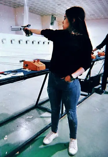 تیراندازی دختر مو مشکی با شلوار جین تنگ